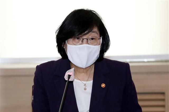 ‘성인지 학습기회’ 발언 이정옥 장관 “깊이 사과” - 이정옥 여성가족부장관이 6일 오후 서울 세종로 정부서울청사에서 열린 제3차 여성폭력방지위원회에서  전날 ‘보궐선거, 성인지 학습기회’ 발언과 관련해 사과하고 있다.2020.11.6/뉴스1