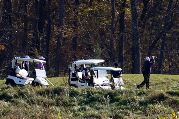 트럼프 대통령은 7일(현지시간) 워싱턴DC 인근 버지니아주의 트럼프 내셔널 골프클럽에서 골프를 하고 있다. AP 연합뉴스