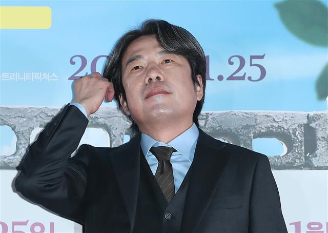 머리 만지는 오달수 - 배우 오달수가 11일 오후 서울 용산구 CGV 용산아이파크몰에서 열린 영화 ‘이웃사촌’ 언론시사회에 참석하고 있다. ‘이웃사촌’은 좌천 위기의 도청팀이 자택 격리된 정치인 가족의 옆집으로 위장 이사를 오게 되어 낮이고 밤이고 감시하며 벌어지는 이야기를 그린다. 2020.11.11/뉴스1