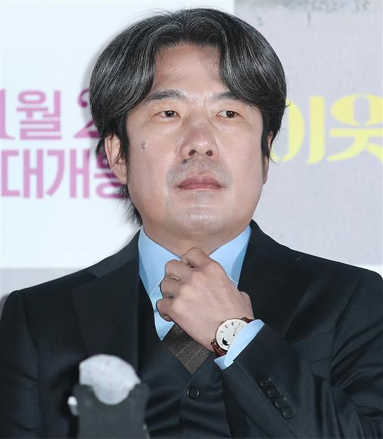 오달수 ‘조금 답답하네’ - 배우 오달수가 11일 오후 서울 용산구 CGV 용산아이파크몰에서 열린 영화 ‘이웃사촌’ 언론시사회에 참석하고 있다. ‘이웃사촌’은 좌천 위기의 도청팀이 자택 격리된 정치인 가족의 옆집으로 위장 이사를 오게 되어 낮이고 밤이고 감시하며 벌어지는 이야기를 그린다. 2020.11.11/뉴스1