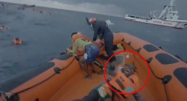 유럽으로 향하는 난민을 싣고 가던 배가 전복돼 수십 명이 목숨을 잃었다. 사진 속 여성은 바다에 빠졌다가 목숨을 건졌지만, 자신의 아기는 결국 사망했다는 것을 알게 된 뒤 절망을 감추지 못했다