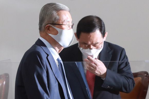 김종인 국민의힘 비상대책위원장이 17일 오전 서울 여의도 국회에서 열린 의원총회에 참석 하고 있다. 이날 의원총회는 정부의 수도권 사회적 거리두기 1.5단계 격상 결정으로 화상으로 진행했다. 오른쪽은 주호영 원내대표.2020. 11. 17 김명국 선임기자 daunso@seoul.co.kr