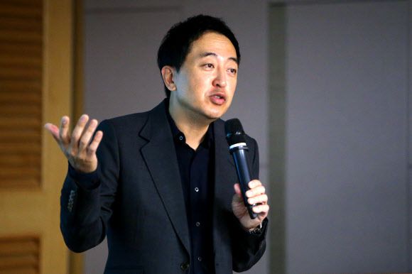 더불어민주당을 탈당한 금태섭 전 의원이 18일 국회 의원회관에서 국민의힘 초선의원 모임 ‘명불허전’에서 강연하고 있다. 2020.11.18 연합뉴스