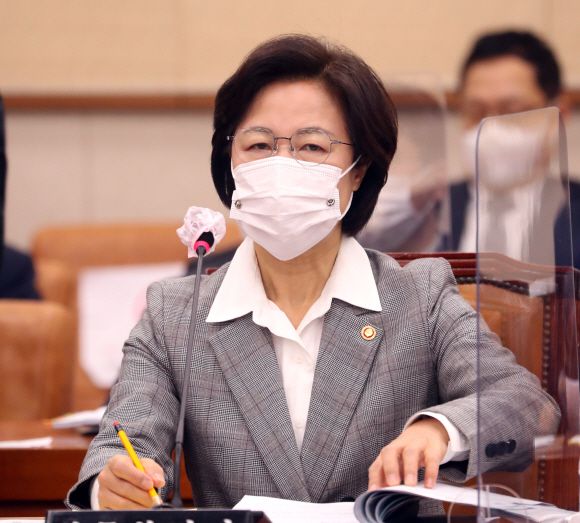 - 추미애 법무부장관이 18일 오전 서울 여의도 국회 법사위 회의실에서 열린 법제사법위원회 전체회의에 출석해 자리하고 있다. 2020. 11. 18 김명국 선임기자 daunso@seoul.co.kr