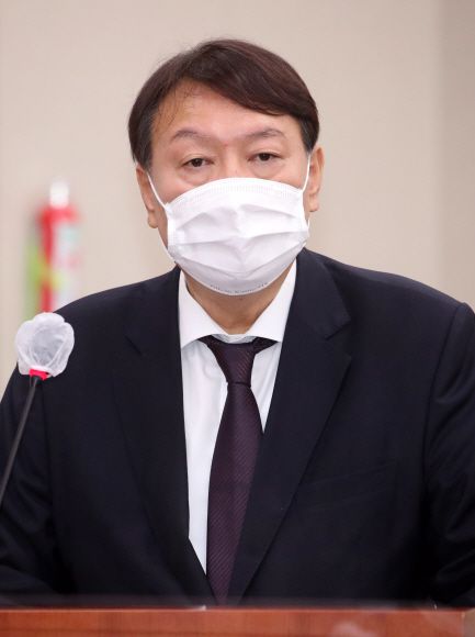 - 윤석열 검찰총장이 22일 서울 여의도 국회에서 열린 법제사법위원회의 대검찰청에 대한 국정감사에 출석해 업무보고를 하고 있다. 2020. 10. 22 김명국 선임기자 daunso@seoul.co.kr