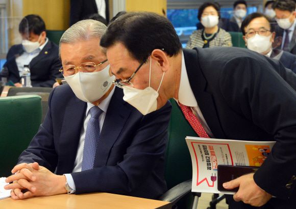 김종인 국민의힘 비대위원장과 주호영 원내대표가 17일 국회 의원회관에서 구자근 의원 주최로 열린 전기사업법 개정을 위한 공청회에서 대화를 나누고 있다.2020. 11. 17 김명국 선임기자 daunso@seoul.co.kr