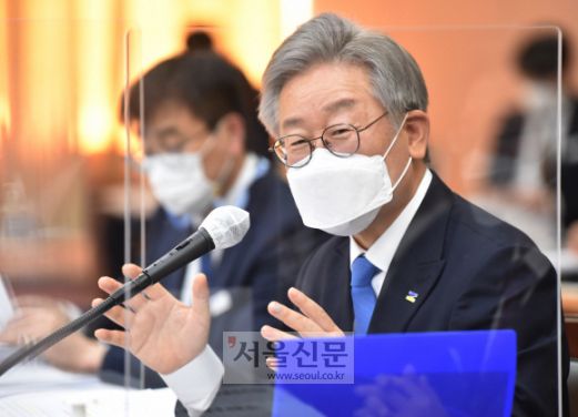 이재명 경기도지사가 19일 경기도 수원시 팔달구 경기도청에서 열린 국회 행정안전위원회의 경기도에 대한 국정감사에서 의원 질의에 답변하고 있다. 2020. 10. 19 사진공동취재단