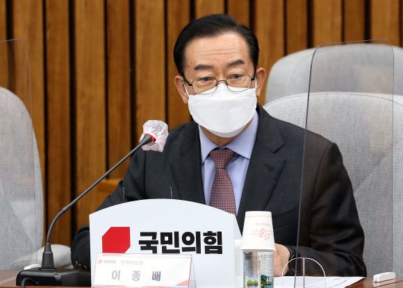 국민의힘 이종배 정책위의장이 19일 오전 서울 여의도 국회에서 열린 ‘식량안보 수호하는 농·축산인 초청 민생정책 간담회’에서 발언하고 있다. 2020.11.19 연합뉴스