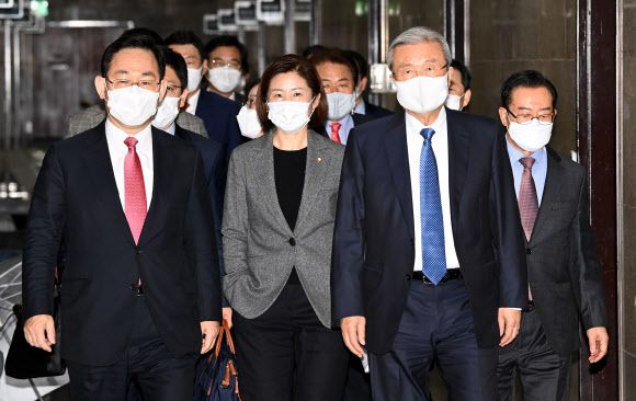 국민의힘 김종인 비상대책위원장, 주호영 원내대표 등이 19일 국회에서 열린 비상대책위원회의에 입장하고 있다.  2020.11.19 연합뉴스