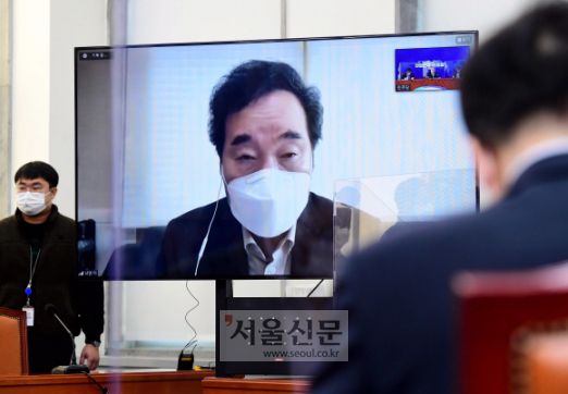 23일 서울 여의도 국회에서 열린 더불어민주당 최고위원회의에서 이낙연 대표가 화상으로 모두발언을 하고 있다. 이날 민주당 최고위원회의는 이 대표의 자가격리로 화상으로 개최됐다. 2020. 11. 23 김명국 선임기자 daunso@seoul.co.kr