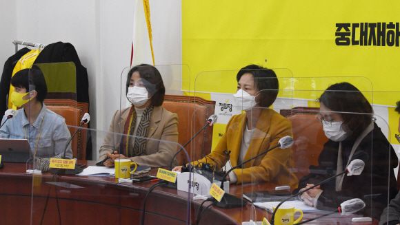정의당 강은미 원내대표가 24일 국회에서 열린 의원총회에서 발언하고 있다. 왼쪽부터 류호정, 이은주,강은미 장혜영의원.  2020. 11. 24 김명국 선임기자 daunso@seoul.co.kr