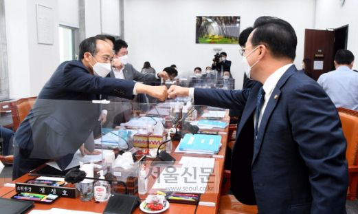 국회 예산결산특별위원회 여야 간사인 박홍근(오른쪽) 더불어민주당 의원과 추경호 국민의힘 의원 등이 21일 국회에서 열린 예결위 소위원회에 앞서 주먹 인사를 하고 있다.김명국 선임기자 daunso@seoul.co.kr