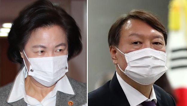 秋·尹 극한 대치  - 법무부 장관이 현직 검찰총장을 직무에서 배제하는 헌정 사상 초유의 사태가 벌어졌다. 검찰 인사, 검언유착 등 사사건건 부딪쳐 온 추미애(왼쪽) 법무부 장관과 윤석열(오른쪽) 검찰총장의 갈등도 절정에 치달았다. 추 장관은 24일 서울 서초구 서울고검 기자실을 찾아가 긴급 브리핑을 열고 6가지 사유를 들어 윤 총장에 대한 징계 청구 및 직무 정지 방침을 밝혔다. 윤 총장은 즉각 반발하며 법적 대응을 시사했다.연합뉴스