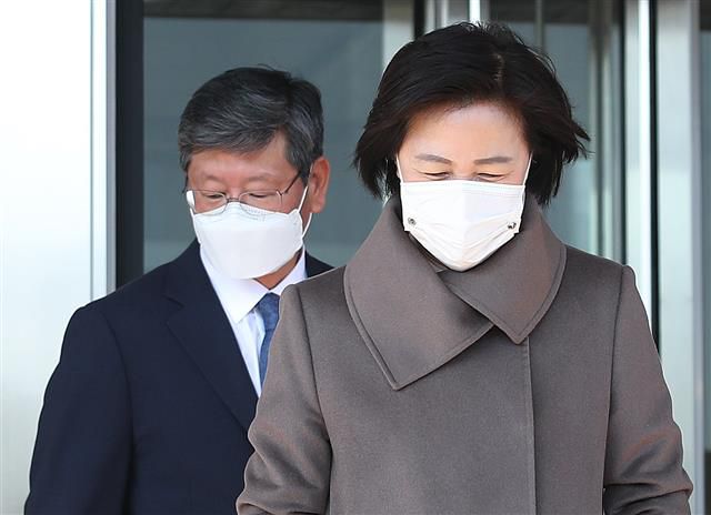 - 추미애 법무부 장관과 이용구 신임 법무부 차관이 3일 오전 경기 과천 법무부 청사에서 점심식사를 위해 이동하고 있다. 법무부는 4일 윤석열 검찰총장의 거취를 결정할 징계위원회를 개최할 예정이다. 2020.12.3뉴스1