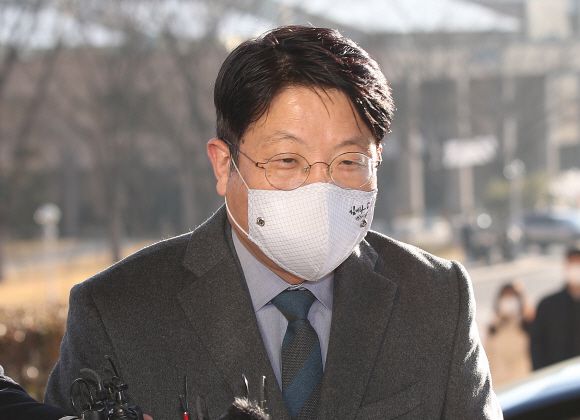 - 고기영 법무부 차관이 1일 오후 법무부에 사의를 표했다. 고 차관은 이날 오후 서울행정법원이 윤석열 검찰총장에 대한 직무 배제 효력을 중단하는 결정을 내리자 곧바로 사의를 표했다.    사진은 이날 오전 정부과천청사 내 법무부로 출근하는 고 차관. 2020.12.1 2020-12-01 17:18:56/