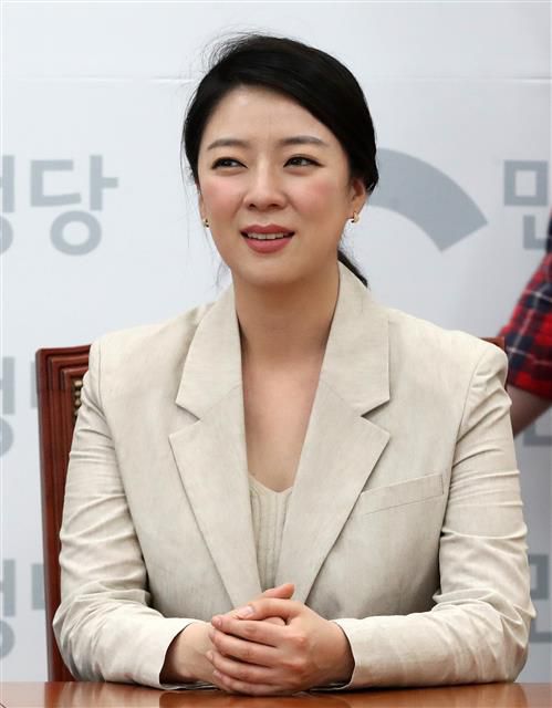배현진, 주호영 원내대표와 함께 김정화 대표 예방 - 배현진 미래통합당 원내대변인이 19일 오후 서울 여의도 국회에서 주호영 원내대표와 함께 김정화 민생당 대표를 예방해 자리하고 있다. 2020.5.19/뉴스1