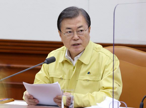 코로나19 긴급 중대본 회의 주재하는 문 대통령 - 문재인 대통령이 13일 오후 정부서울청사에서 신종 코로나바이러스 감염증(코로나19) 대응 긴급 중앙재난안전대책본부(중대본) 회의를 주재하고 있다. 2020.12.13 연합뉴스