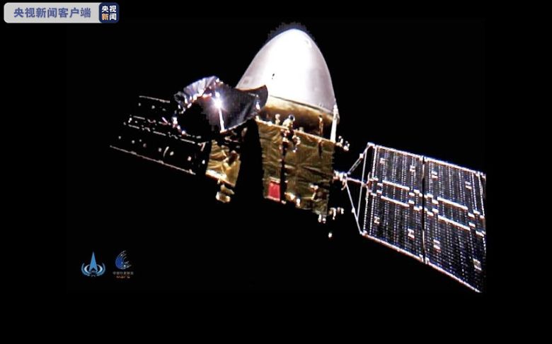 CNSA가 공개한 화성탐사선 ‘톈원 1호’의 첫 번째 ‘셀카’ 사진. 화성 표면을 탐사할 로버와 착륙선은 은색 캡슐에 실려 있다.(출처=CNSA)