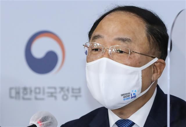 홍남기 경제부총리 겸 기획재정부 장관이 17일 오후 서울 종로구 정부서울청사 합동브리핑실에서 2021년 경제정책방향을 발표하고 있다. 2020.12.17 뉴스1