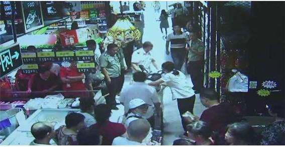 현장에서 급사한 노인 장씨가 구조대에 실려 이송되는 모습