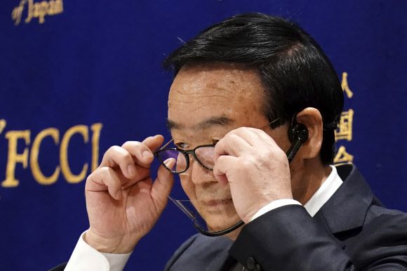 이날 이례적으로 나란히 기자회견에 나선 구로이와 노부다다 구사쓰 마을 시장이 안경을 고쳐 쓰고 있다.도쿄 AP 연합뉴스