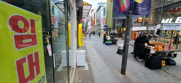 연말까지 거리두기 2.5단계 - 정부는 수도권 사회적 거리두기를 2.5단계로 격상해 연말까지 3주간 유지한다고 6일 밝혔다. 사진은 이날 명동거리 모습. 2020.12.6 연합뉴스