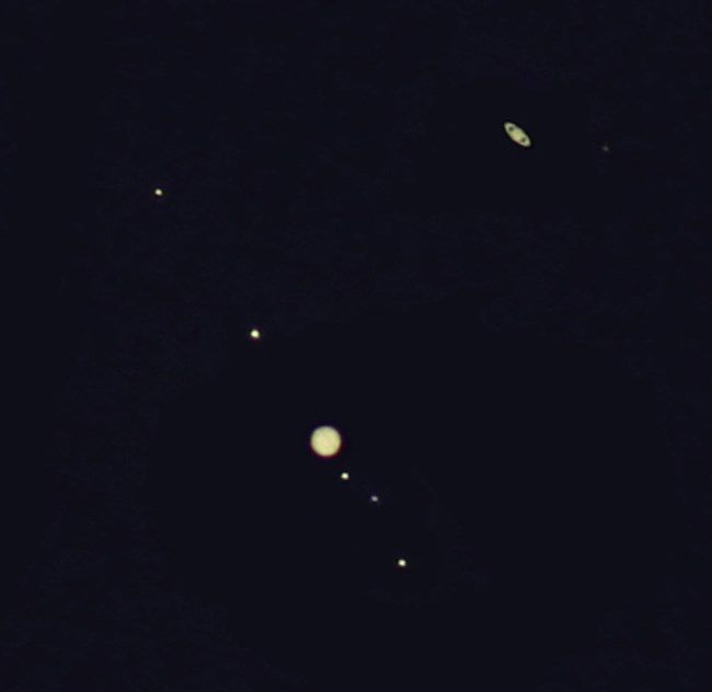 사진 상단 고리로 빛나는 토성과 그 아래 커다란 목성과 그 주변 위성이 보인다. 사진=김창섭
