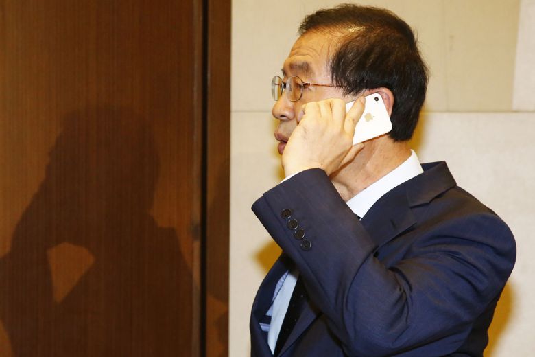 경찰이 고 박원순 서울시장의 휴대전화에 대한 디지털포렌식 작업에 곧 착수할 예정이다. 사진은 2014년 5월 통화하는 박원순 전 시장의 모습. 박원순 전 시장이 최근까지 사용한 휴대전화는 아이폰 신형 모델인 것으로 전해졌다. 2020.7.14 연합뉴스