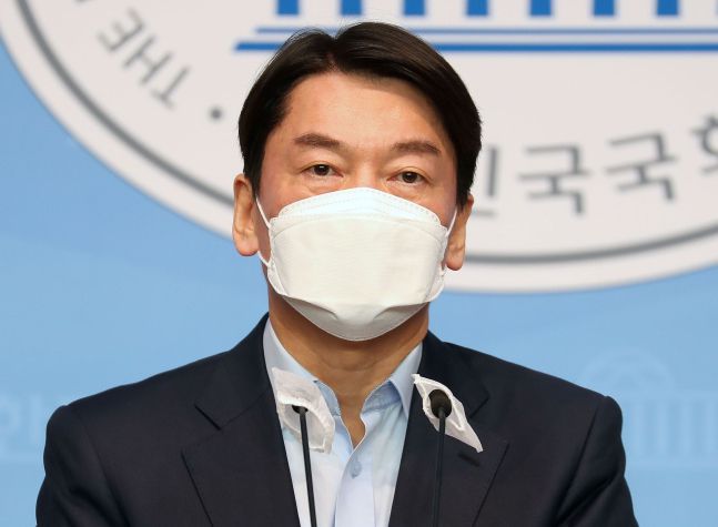 국민의당 안철수 대표가 20일 오전 서울 여의도 국회 소통관에서 기자회견을 갖고 서울시장 보궐선거 출마선언을 하고 있다. 공동사진취재단 서울신문DB