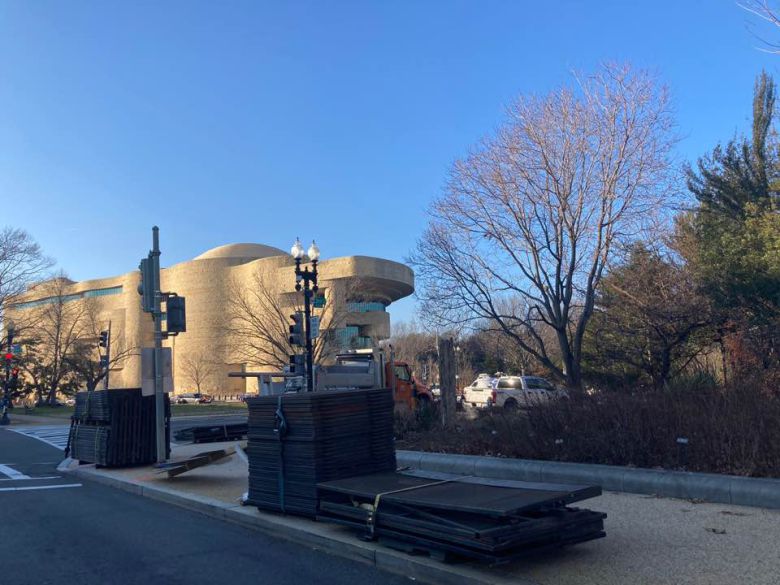 12일(현지시간) 미국 워싱턴DC 국회의사당 인근에 철조망 펜스들이 쌓여 있다. 서울신문DB