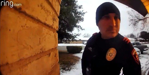 정신질환으로 도움을 요청한 52세 흑인 남성(동그라미)이 심리적인 불안감으로 경찰을 향해 달려들자 경찰(위 사진)이 테이저건에 이어 실탄이 든 총기를 발사해 남성을 숨지게 했다.