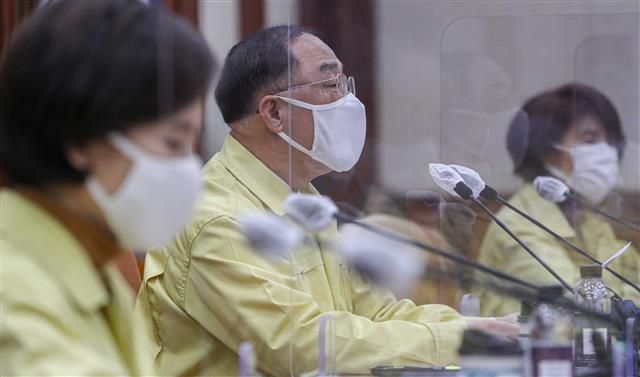 홍남기 부총리 겸 기획재정부 장관이 27일 서울 종로구 정부서울청사에서 열린 ‘비상경제중앙대책본부회의 겸 혁신성장전략회의’에서 모두발언 하고 있다. 2021.1.27 뉴스1