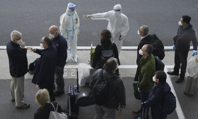 지난 14일 우한을 방문한 WHO 조사단은 2주간의 격리 기간을 마치고 28일부터 시내에서 조사를 시작한다.(사진=AP 연합뉴스)