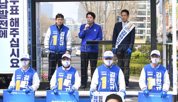 이인영 더불어민주당 공동선대위원장이 7일 서울 강남구 은마사거리에서 김한규 강남병 국회의원 후보와 함께 지원 유세를 하고 있다. 2020.4.7 오장환 기자 5zzang@seoul.co.kr