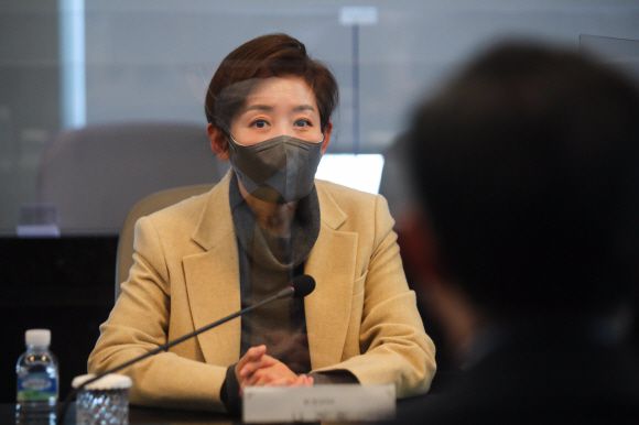 - 나경원 전 의원이 25일 오전 경기도 성남시 SK바이오사이언스 판교본사를 방문해 안재용 대표와 대화하고 있다. 2021. 1. 25 국회사진기자단