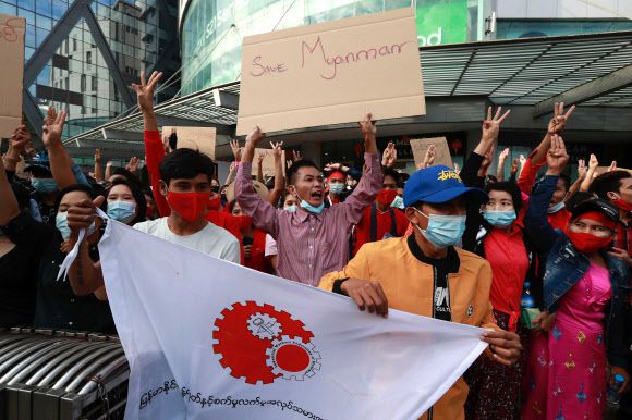 미얀마 옛 수도인 양곤 시내에서 8일(현지시간) 시위대가 독재에 대한 저항을 상징하는 ‘세 손가락 경례’를 하며 군부 쿠데타 규탄 시위를 벌이고 있다.AP 연합뉴스