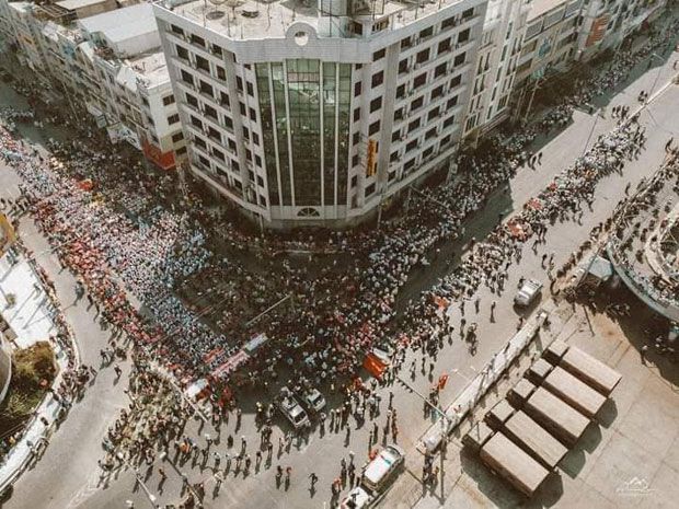 15일 미얀마 최대 기차역인 만달레이중앙역에는 만달레이 의료진과 기타 공무원이 거리로 나와 군정에 항의했다./사진=트위터