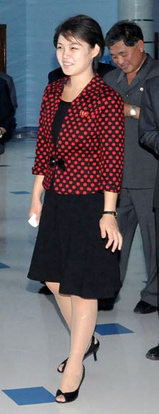블랙 원피스에 도트 무늬 붉은 자켓의 리설주 - 2012년 7월 블랙 원피스에 빨간 도트 무늬 재킷을 입고 오픈토 하이힐을 신고 나타난 리설주. 서울신문DB