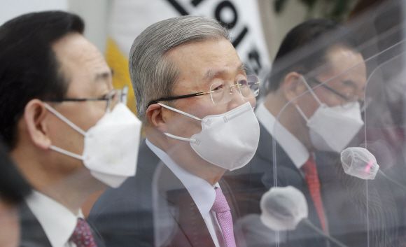 - 김종인 국민의힘 비상대책위원장이 22일 오전 서울 여의도 국회에서 열린 비상대책위원회의에서 모두발언을 하고 있다.2021. 2. 22 김명국 선임기자 daunso@seoul.co.kr