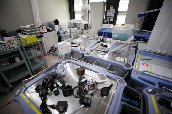 서울시 첫 코로나 전담 요양병원에 ‘느루요양병원´ 지정 - 서울시가 첫 코로나19 감염병 전담 요양병원으로 지정한 강남구의 ‘느루요양병원’에서 14일 관계자들이 물품을 정리하고 있다. 이 병원은 요양병원에서 확진 판정을 받은 환자와 밀접 접촉한 환자를 전담 치료하며 68병상 규모로 운영된다. 느루요양병원은 감염병 전담 요양병원에 자원했다.연합뉴스