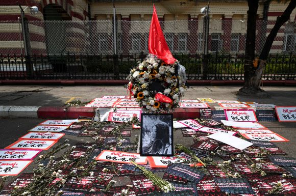 미얀마 쿠데타 규탄 시위 ‘첫 사망자’ 추모 공간 - 19일(현지시간) 미얀마 최대 도시 양곤에 마련된 쿠데타 규탄 시위 첫 사망자 추모공간에 고인의 사진과 꽃 등이 놓여 있다. 지난 9일 수도 네피도에서 쿠데타 규탄 시위 도중 경찰이 쏜 총에 머리를 맞아 중태에 빠졌던 20대 여성 시위 참가자 미야 테 테 카인이 이날 오전 병원에서 숨졌다. 쿠데타 발생 이후 시위 참가자가 사망한 것은 이번이 처음이다. 양곤 로이터 연합뉴스2021-02-19