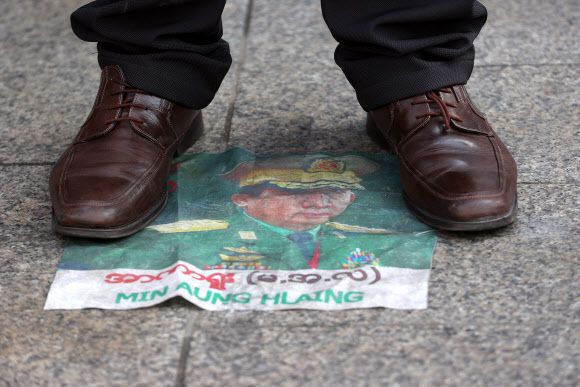 ‘미얀마 군사 쿠데타 규탄’ - 미얀마 군경이 군부 쿠데타에 항의하는 시위대에 대한 유혈진압에 나선 가운데 주한 미얀마인들이 21일 오전 서울 중구 주한중국대사관 인근에서 미얀마 군부 쿠데타 반대 집회를 열고 있다. 사진 속 인물은 쿠데타를 주도한 민 아웅 흘라잉 최고사령관. 2021.2.21 연합뉴스