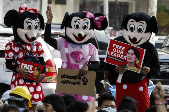 미얀마 군부 쿠데타 이후 젊은층을 중심으로 오프라인뿐 아니라 온라인에서도 활발하게 시위가 전개되고, 더 많은 참여를 독려하는 움직임이 벌어지고 있다. 예술가들은 티셔츠, 플래카드 등에 인쇄할 수 있는 시위 관련 이미지를 만들어 온라인에 무료 배포하기도 한다.양곤 EPA 연합뉴스