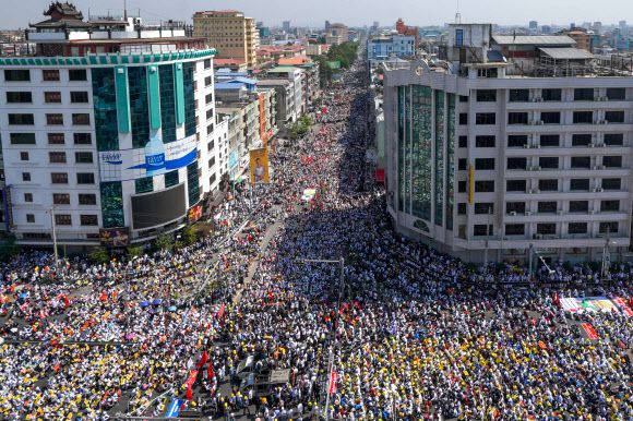 미얀마 ‘22222 총파업’… 유혈진압 경고에도 수백만명 거리로 - 미얀마 전역에서 군부 쿠데타를 규탄하는 총파업이 벌어진 22일 시민 수백만 명이 만달레이 시내를 가득 메우고 있다. 2021년 2월 22일에 벌이는 시위라는 뜻에서 2를 5개 붙여 ‘22222 시위’로 불린 이날 시위에는 공무원과 은행 직원, 철도 근로자 등 쿠데타 이후 가장 많은 시민이 참여했다. 만달레이 AFP 연합뉴스