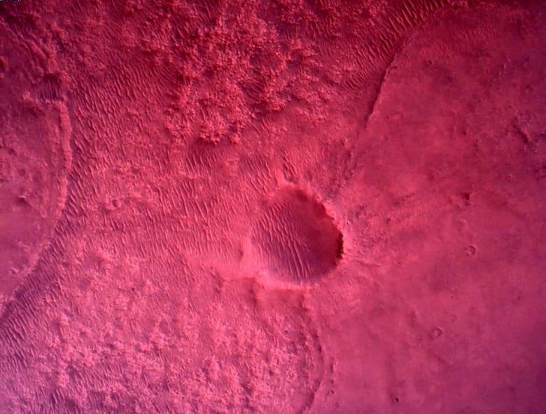 NASA 퍼시비어런스 프로젝트팀은 퍼시비어런스 아래쪽 카메라로 촬영한 화성의 붉은색 지표면 사진 등을 22일 공개했다.로이터 연합뉴스