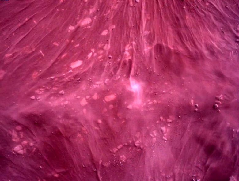 NASA 퍼시비어런스 프로젝트팀은 퍼시비어런스 아래쪽 카메라로 촬영한 화성의 붉은색 지표면 사진 등을 22일 공개했다.로이터 연합뉴스