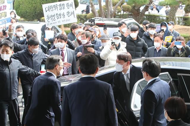 윤석열 검찰총장, 대구 방문 - 윤석열 검찰총장이 3일 오후 대구고등검찰청에 도착해 관용차에서 내리는 순간 지지자 등이 한꺼번에 몰려 출입구 주변에 혼잡이 빚어지고 있다. 2021.3.3 뉴스1