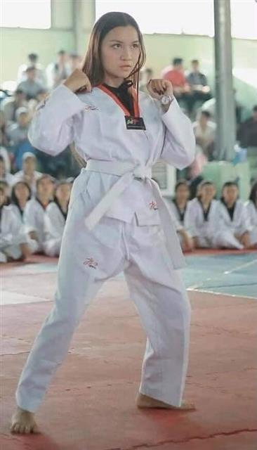 지난 3일 미얀마 만달레이 시위 중 총탄에 스러진 치알 신이 생전 태권도복을 입고 자세를 취하고 있다.트위터 캡처