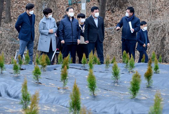 - 이헌승 국민의힘 국토교통위원회 간사와 국토위 위원들이 4일 광명·시흥 신도시가 들어설 부지를 LH 직원들이 조직적으로 사들였다는 의혹이 제기된 경기 시흥시 과림동 현장을 살펴보고 있다.2021.3.4 김명국 선임기자 daunso@seoul.co.kr