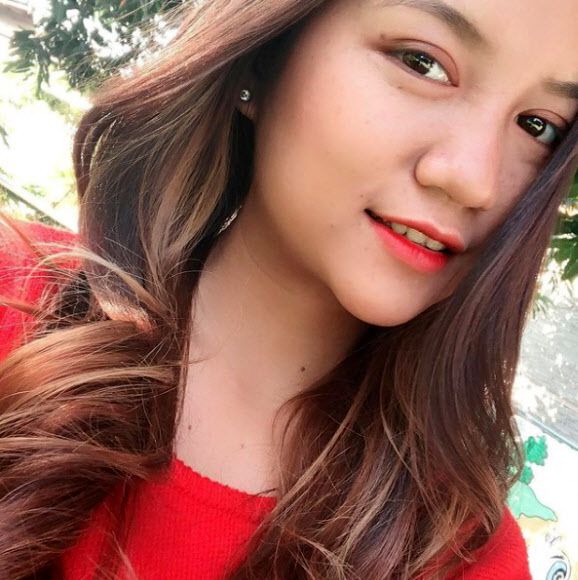 - 지난 3일 미얀마 쿠데타 반대 시위에서 군경의 총격에 사망한 19세 여성의 사진이 사회관계망서비스(SNS) 등을 중심으로 급속히 퍼지고 있다. 로이터통신은 ‘에인절’(Angel) 또는 ‘치알 신’이라는 이름으로 알려진 이 여성의 사연을 전하면서 이 문구가 미얀마 군부 쿠데타에 저항하고 민주주의를 열망하는 상징으로 떠오르고 있다고 보도했다. 2021.3.4 인스타그램 캡처